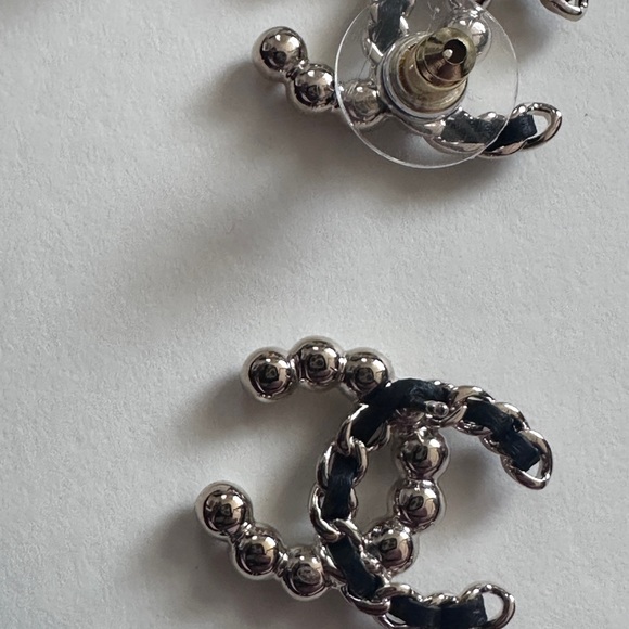 BNWT CHANEL Pearl-Accented Interlocking Logo Earrings - Black & Gold - Picture 8 of 16